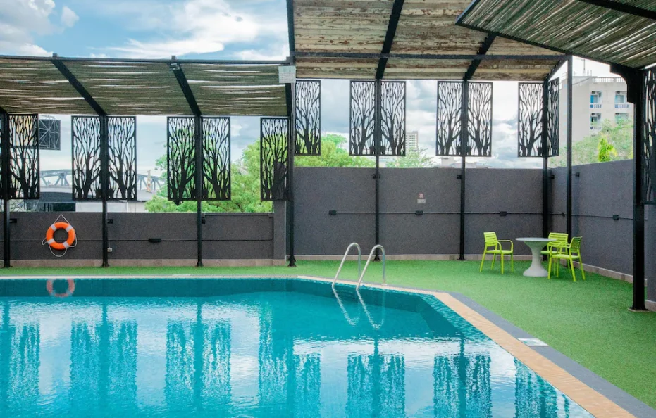 โรงแรมรอยัล ริเวอร์ (The Royal River Hotel)