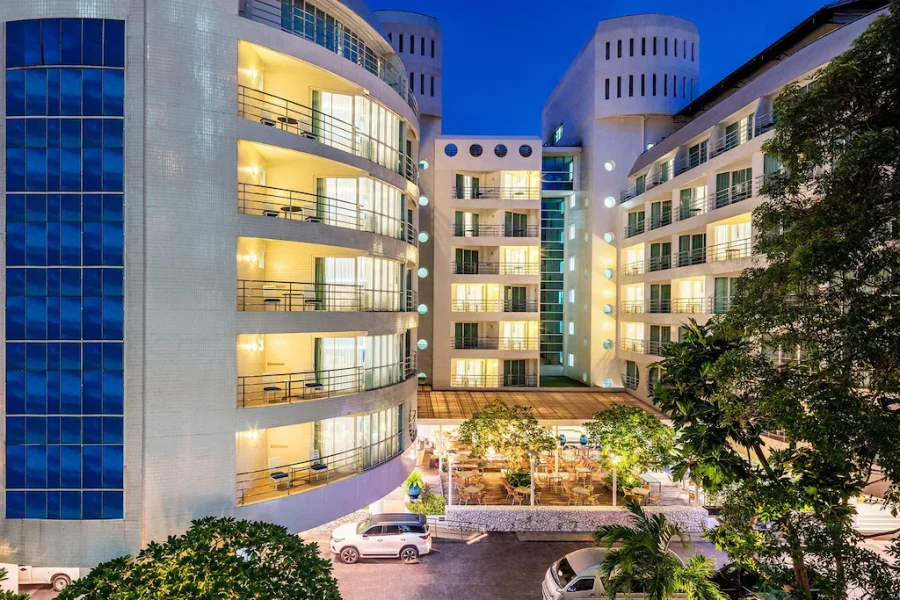 โรงแรมเอ-วัน นิววิง (A-One New Wing Hotel)