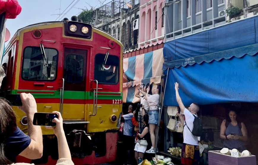 ตลาดน้ำดำเนินสะดวก – ตลาดร่มหุบ – วัดบางกุ้ง (หลวงพ่อนิลมณี) – พระปฐมเจดีย์