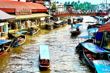 พระปฐมเจดีย์ – วัดมหาธาตุราชบุรี – กินข้าว – อัมพวา – ตลาดน้ำอัมพวา – ล่องเรือชมหิ่งห้อย