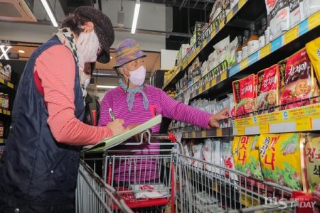 รับส่งผู้สูงวัยไปซื้อของ