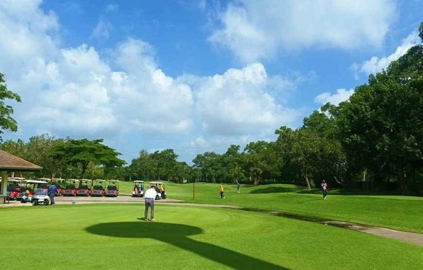 สนามกอล์ฟ  เดอะ ไพน์ กอล์ฟ แอนด์ ลอดจ์